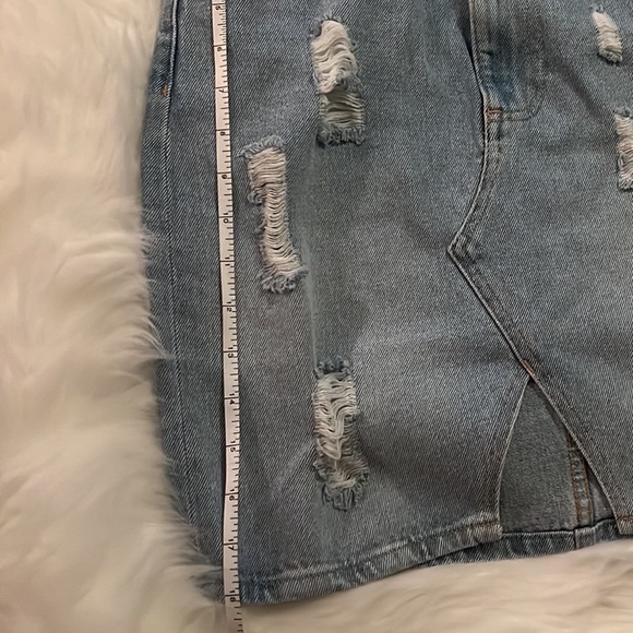 H&M Denim mini skirt. Medium wash. Size 6 - Picture 9 of 10